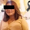 Se observa a una adolescente con vestido café y un moño negro de luto.