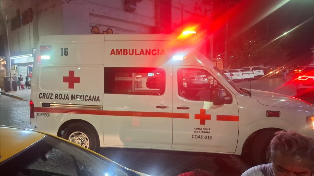 Ambulancia que atendió a motociclista lesionado tras choque en el Centro de Torreón.