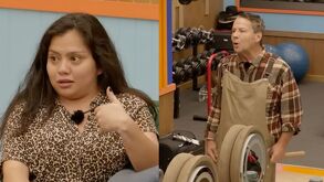 Bea con una blusa de animal print señalandose mientras que Adame aparece con un oberol color café y una camisa de cuadros platicando dentro de La Granja.