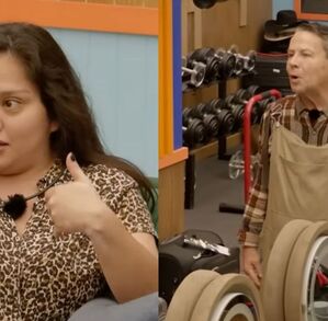 Bea con una blusa de animal print señalandose mientras que Adame aparece con un oberol color café y una camisa de cuadros platicando dentro de La Granja.