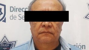 Hombre detenido por golpear a su esposa. El sujeto tiene los ojos cubiertos debido a que fue detenido.