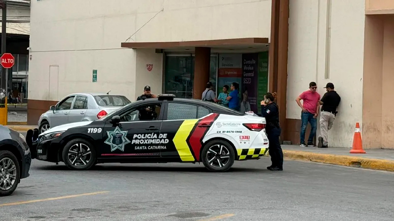 Un hombre falleció dentro de un vehículo mientras era trasladado por su familia a una consulta médica en una clínica privada ubicada en Santa Catarina.