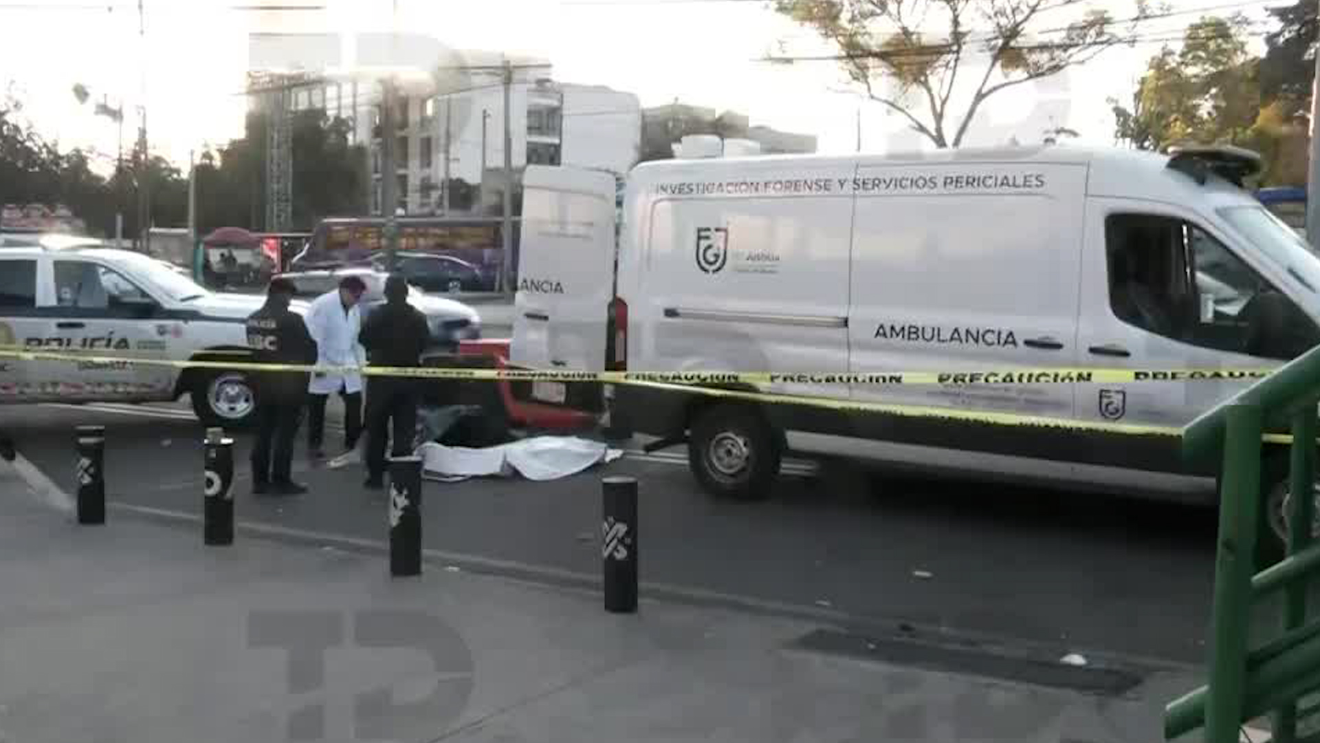 El accidente ocurrió en el cruce de Rio magdalena y Avenida Revolución. Servicios periciales ya laboran en la zona.