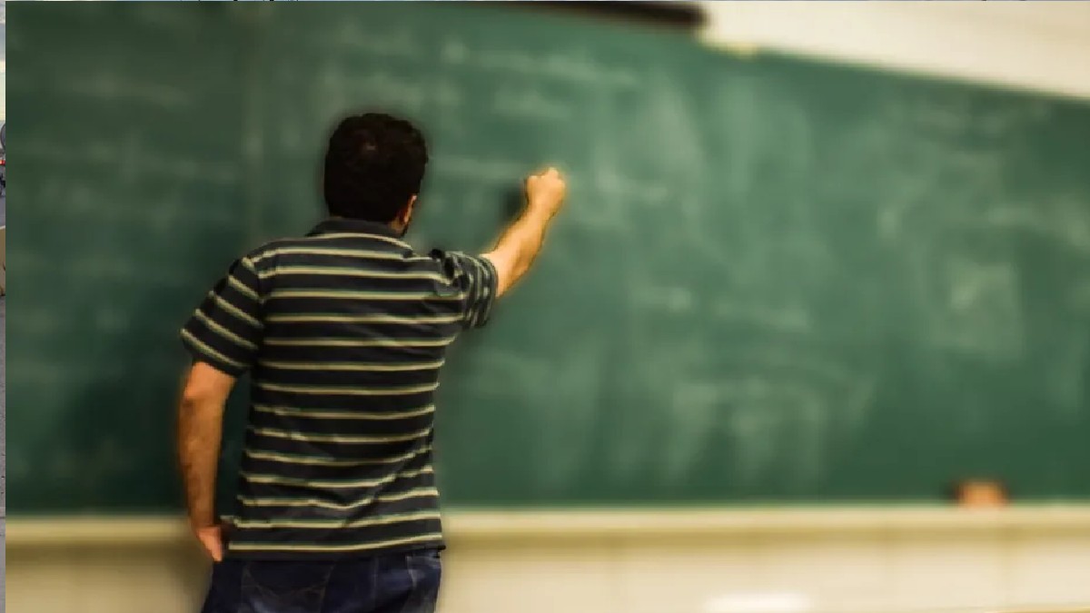 Un maestro frente a sus alumnos dando clase.