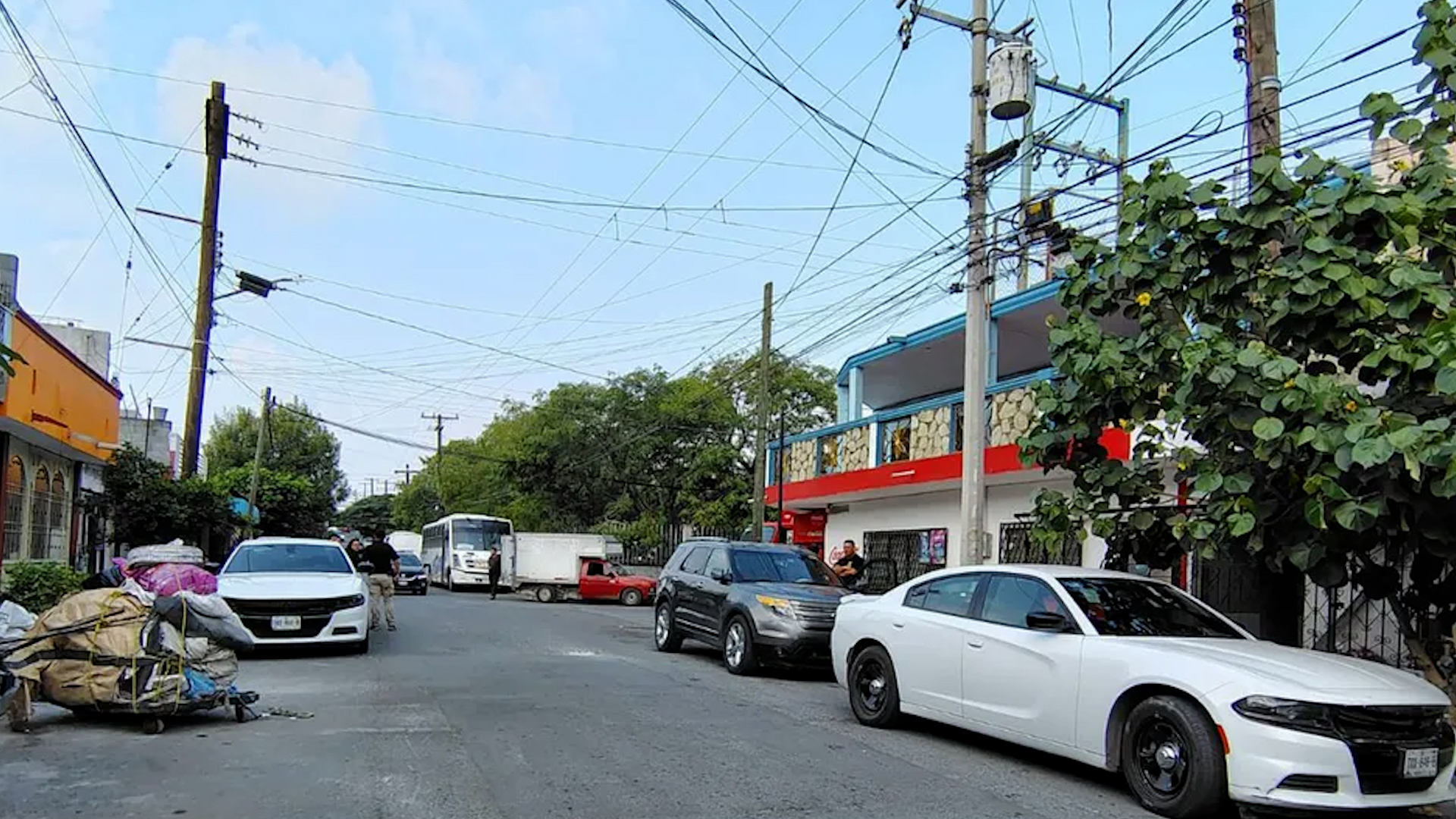 Despliegue de elementos de la policía por un atraco al interior de una vivienda en los limites con Álamos de Corregidora.