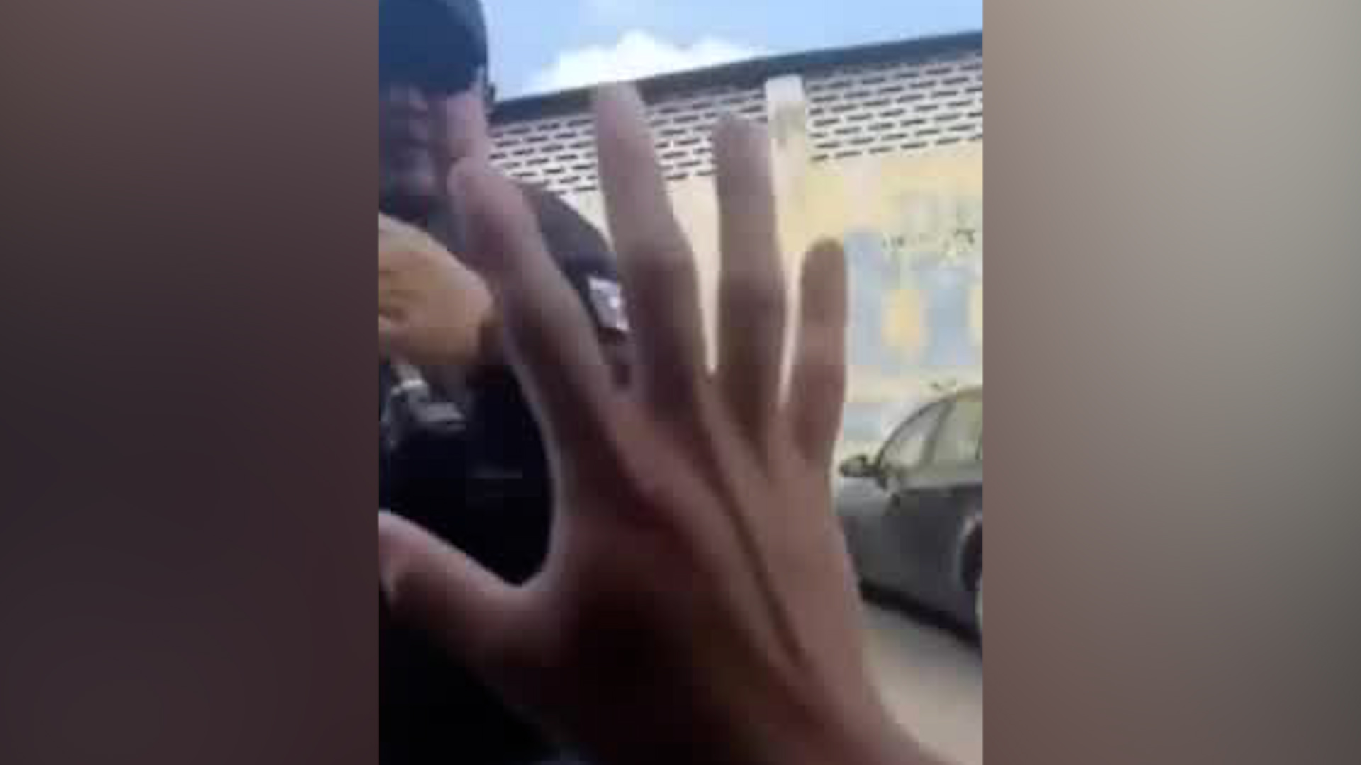 Un grupo de hombres afirmó que pertenecían al crimen organizado para intimidar a un policía que les pidió movieran su vehículo.