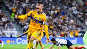 Juan Brunetta celebrando el gol marcado por Ángel Correa en el Clásico Regio del Apertura 2025.