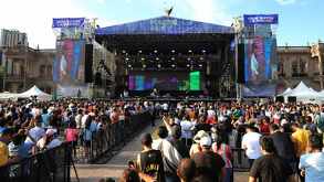 Gente reunida en el Macrofest en Monterrey.
