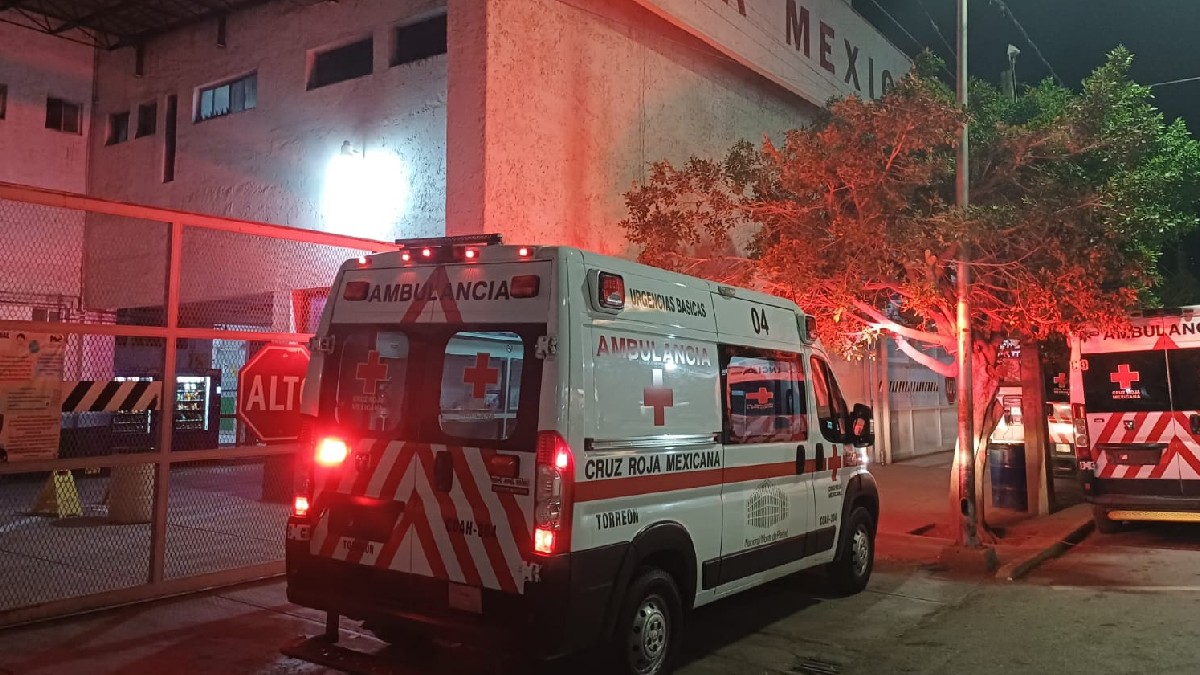 Fotografía del exterior de la Cruz Roja Mexicana con una ambulancia.