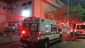 Fotografía del exterior de la Cruz Roja Mexicana con una ambulancia.