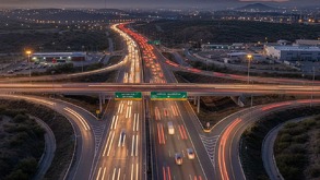 Tránsito vehicular en la autopista México-Querétaro durante el atardecer.