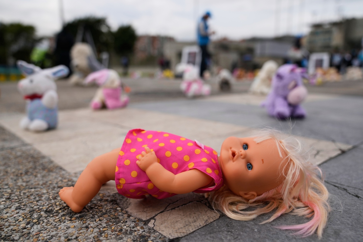 Muñeca con cabello rubio y vestido rosa