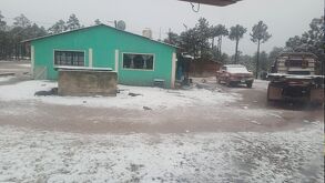 Foto de la primera nevada en Durango del 2025 en una casa color verde menta.