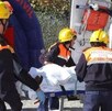 Cuerpos de rescate se aglutinan frnte a una camilla con una persona herida.