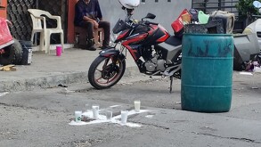 Cruz en honor a mujer e hijo asesinados en Guadalupe, Nuevo León.