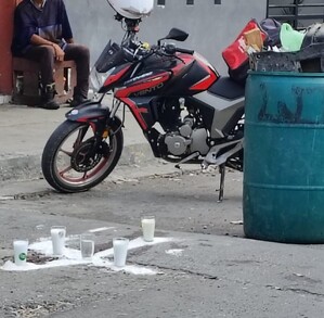 Cruz en honor a mujer e hijo asesinados en Guadalupe, Nuevo León.