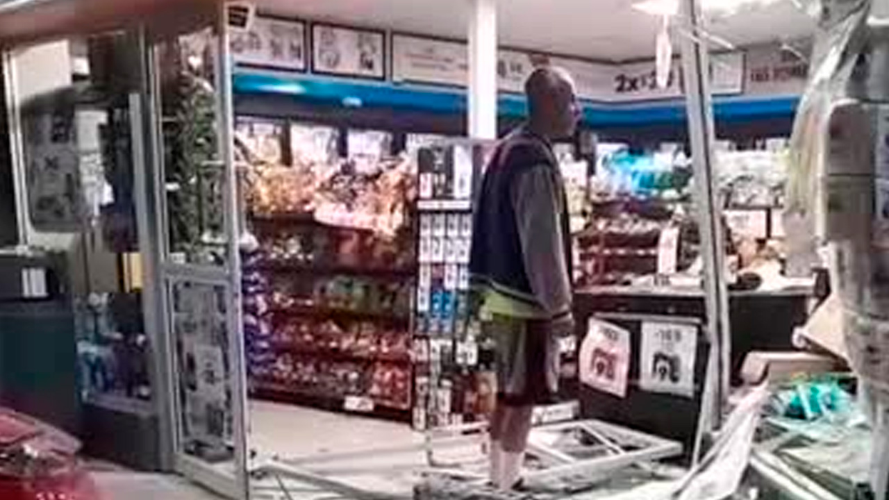 Tras el aparatoso percance, el adulto mayor descendió de su coche para evaluar la magnitud de su error; en ese momento no había clientes cerca de la entrada.