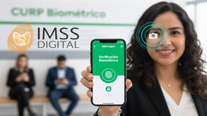 Mujer con saco negro cargando un celular con la app de IMSS digital