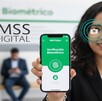 Mujer con saco negro cargando un celular con la app de IMSS digital