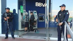 Policías resguardan a cuentahabientes del banco BBVA en el programa de acompañamiento bancario.