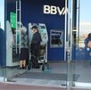 Policías resguardan a cuentahabientes del banco BBVA en el programa de acompañamiento bancario.