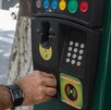 Personas pagando parquímetro de la Ciudad de México en uno de los kioskos autorizados