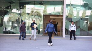 personas afuera del hospital del imss bienestar san alejandro