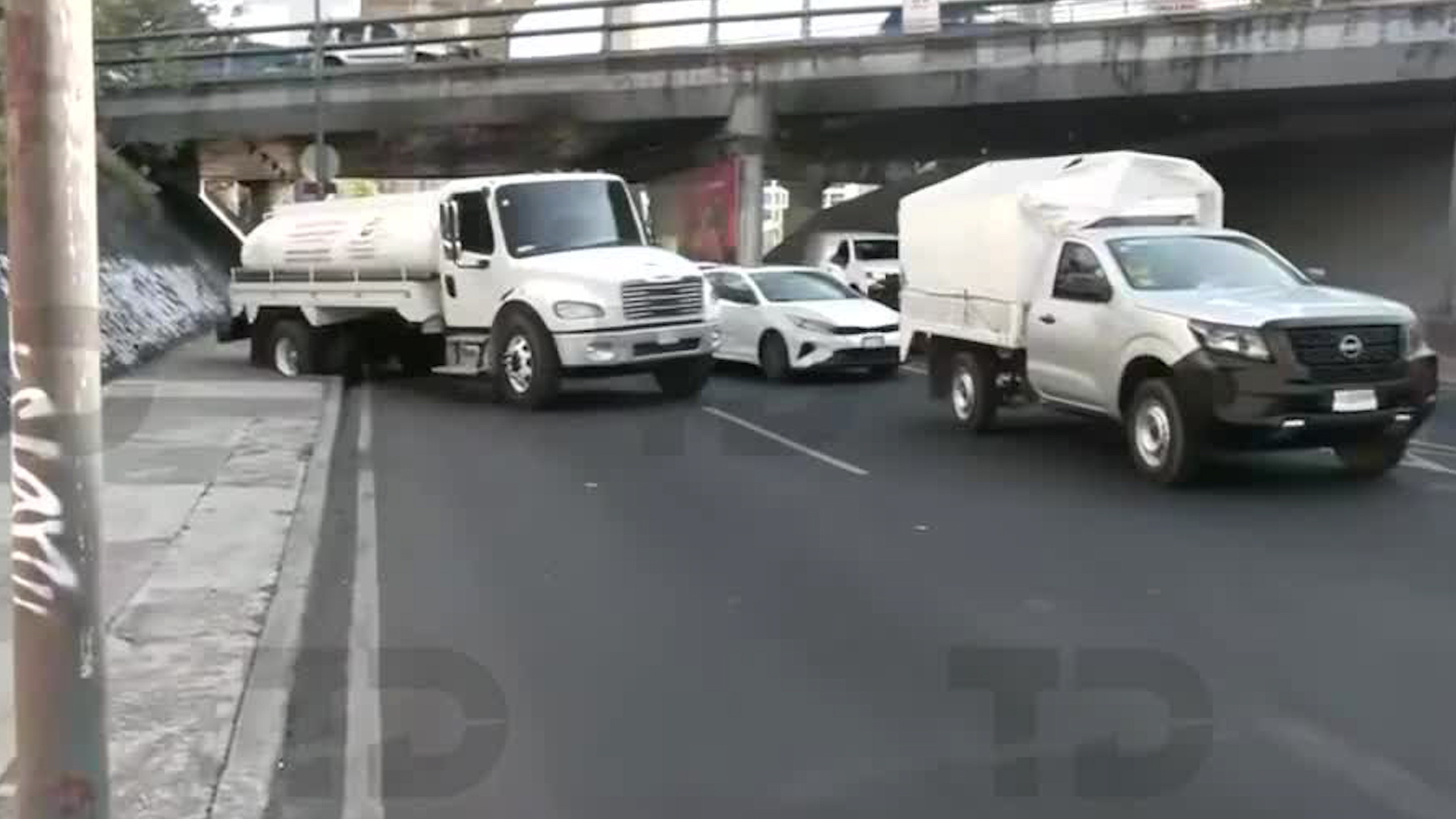 El vehículo perteneciente a la alcaldía quedó varado en la Avenida Viaducto luego que su llanta se ponchara.