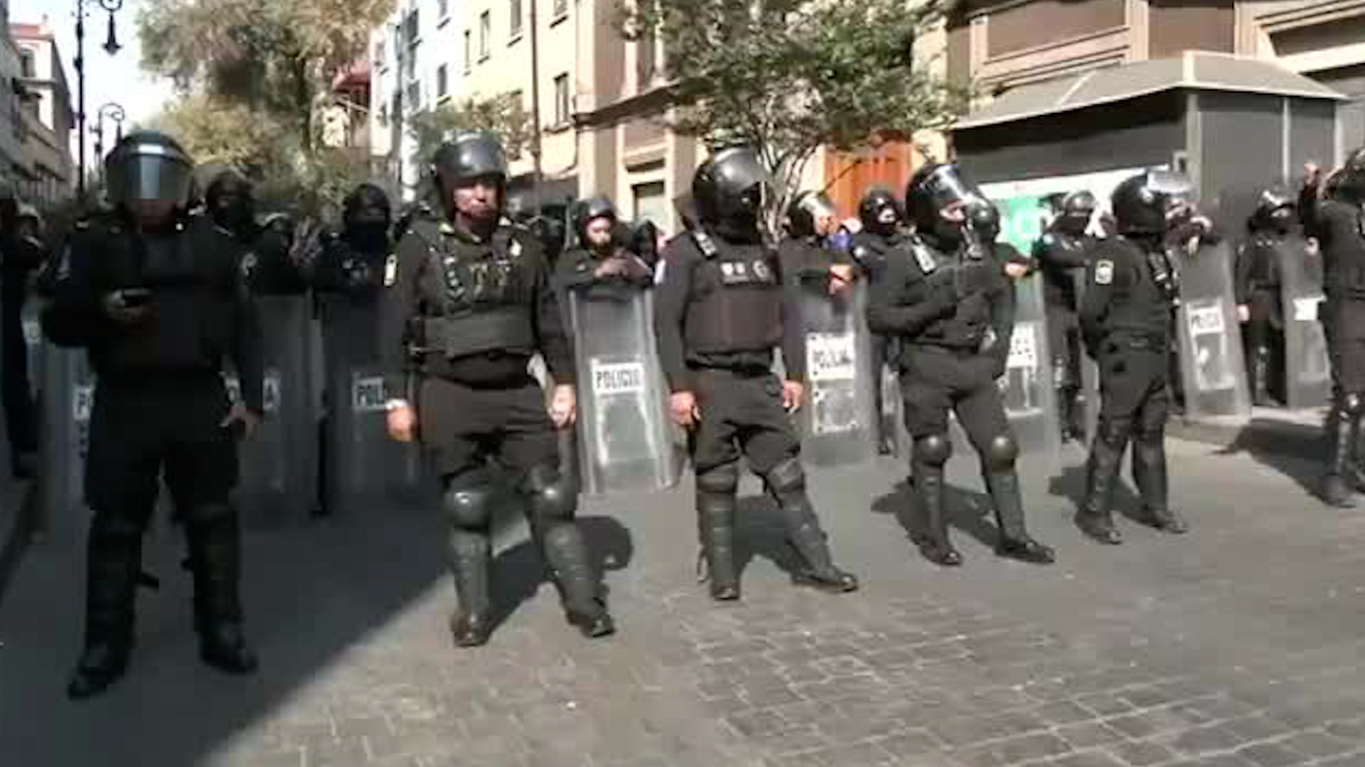 A una cuadra de Zócalo Capitalino, en la colonia centro, el paso de los manifestantes se vio interrumpido por una barricada de la SSC.