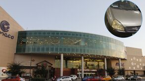 Foto de auto abandonado y la Plaza Cuatro Caminos de Torreón.