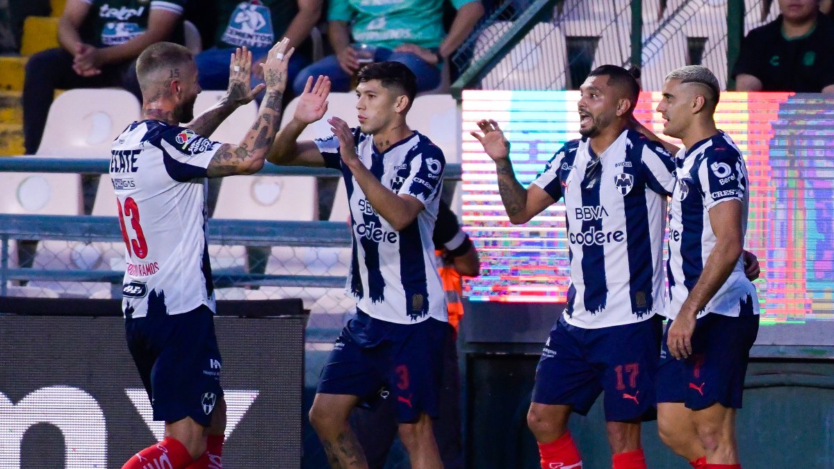 Los jugadores de Rayados celebrando un gol en la Liga MX.