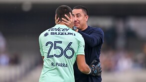 Rodrigo Parra siendo felicitado por Efraín Juárez en un partido de Liga MX.