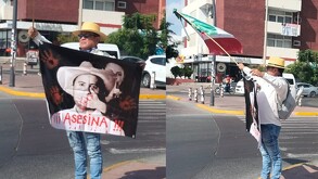 Un hombre de edad con sombrero de paja y playera blanca, sostiene una manta de protesta con el rostro de un hombre censurado con la palabra 