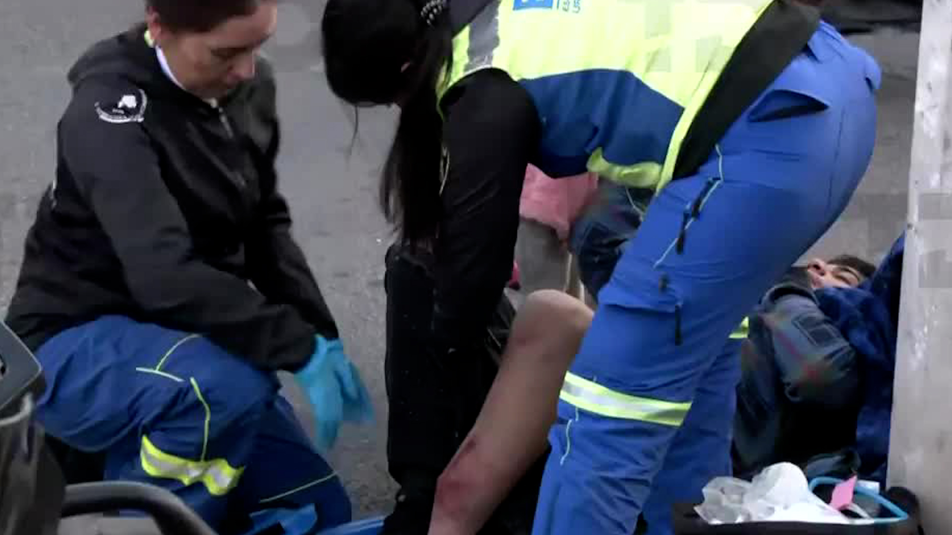 Se espera la llegada del gestor de seguros para que se haga responsable de los gastos médicos de la víctima.