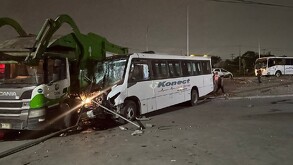 Choque de transporte de personal y camión de basura en Apodaca.