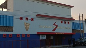 Se obsreva una fachada con letrero que dice Instituto de Valle Arizpe y hay dos personas afuera.