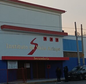 Se obsreva una fachada con letrero que dice Instituto de Valle Arizpe y hay dos personas afuera.