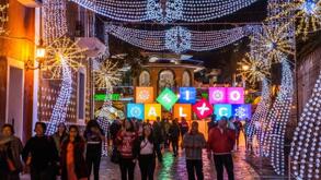 luces adornan la villa iluminada de atlixco