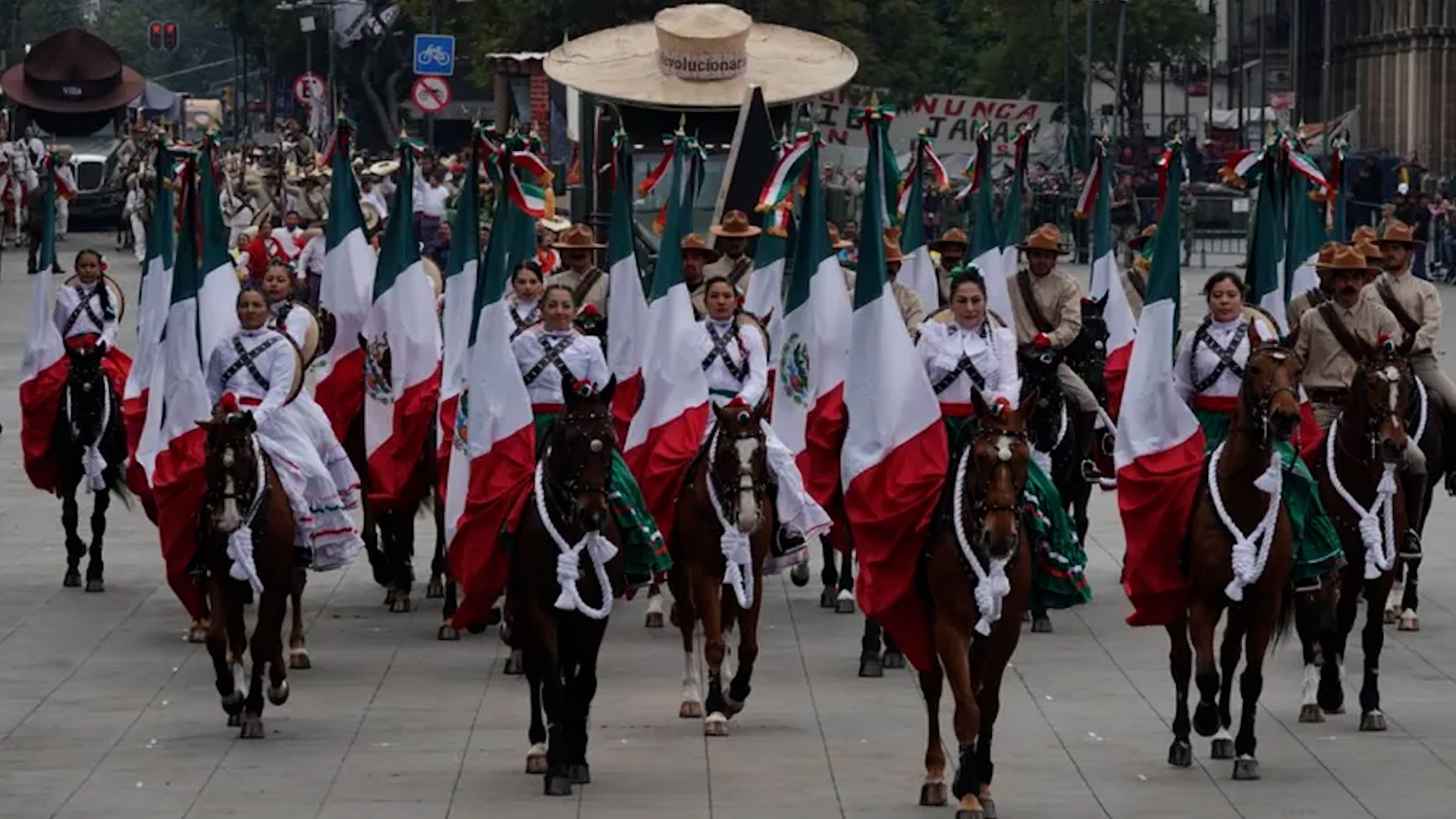 Diversos contingentes avanzan del Zócalo al Monumento de la Revolución en el desfile del 20 de noviembre en CdMx.
