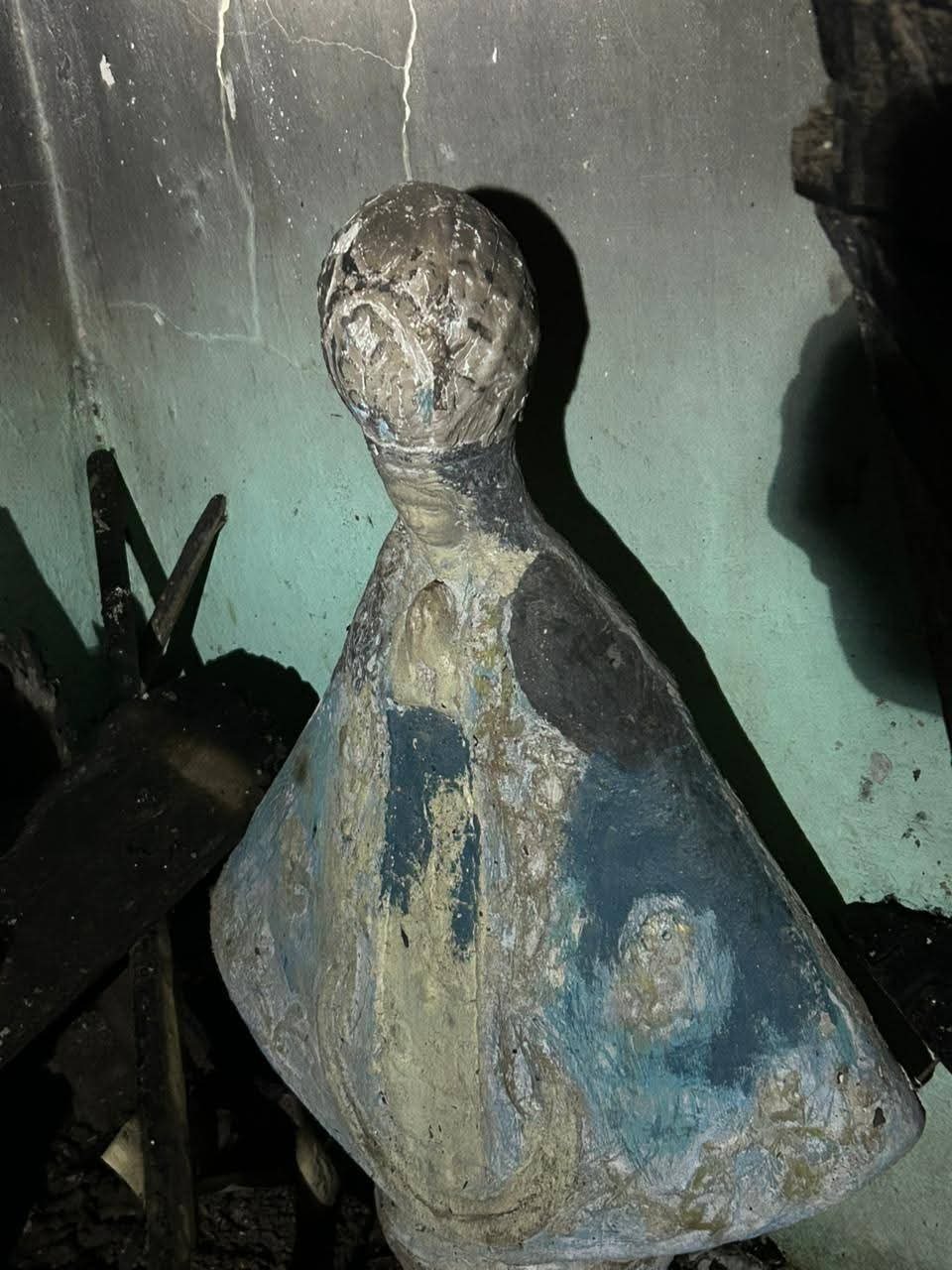 Imagen tomada de una figura de la Virgen intacta, con algunas manchas pero no destruida.