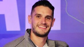 Adrián Marcelo sonriendo en la foto con una chamarra en color gris.