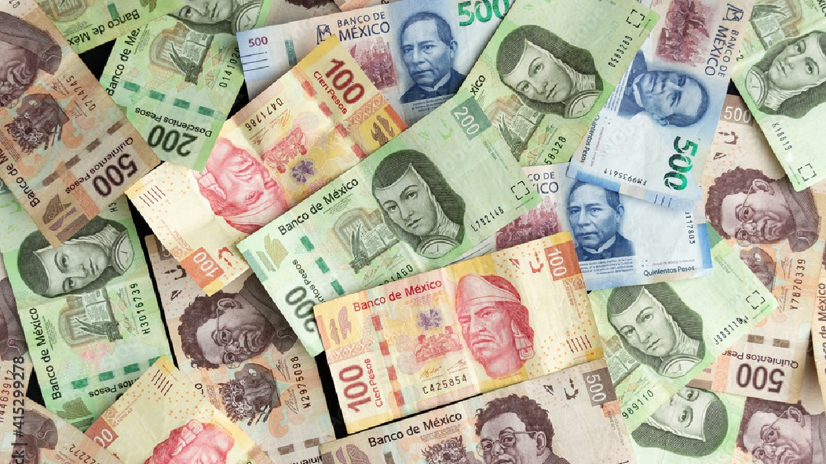 Una mezcla de billetes mexicanos de alta denominación (incluyendo de 100, 200 y 500 pesos) apilados de manera dispersa, representando una gran suma de dinero, p