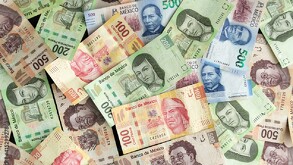 Una mezcla de billetes mexicanos de alta denominación (incluyendo de 100, 200 y 500 pesos) apilados de manera dispersa, representando una gran suma de dinero, p