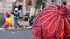 Trabajadores colocando adornos navideños en las calles del centro de Puebla.