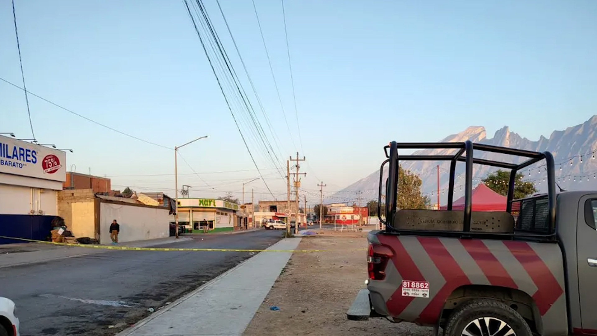 El cuerpo fue hallado en un parque con un impacto de arma de fuego cerca de la mandíbula. Peritos acordonaron la zona.