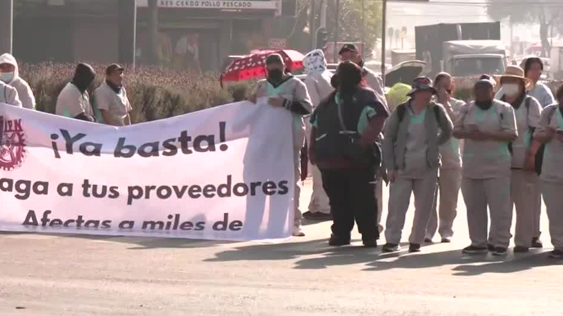Los manifestantes reclaman pagos atrasados por sus labores de limpieza en escuelas del Politécnico Nacional.