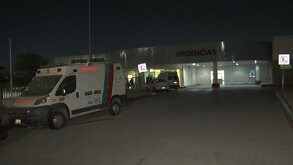 Se ve una ambulancia estacionada y al fondo el Hospital General, el área de urgencias.