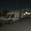 Se ve una ambulancia estacionada y al fondo el Hospital General, el área de urgencias.
