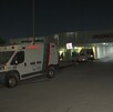 Se ve una ambulancia estacionada y al fondo el Hospital General, el área de urgencias.