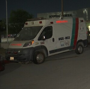 Se ve una ambulancia estacionada y al fondo el Hospital General, el área de urgencias.